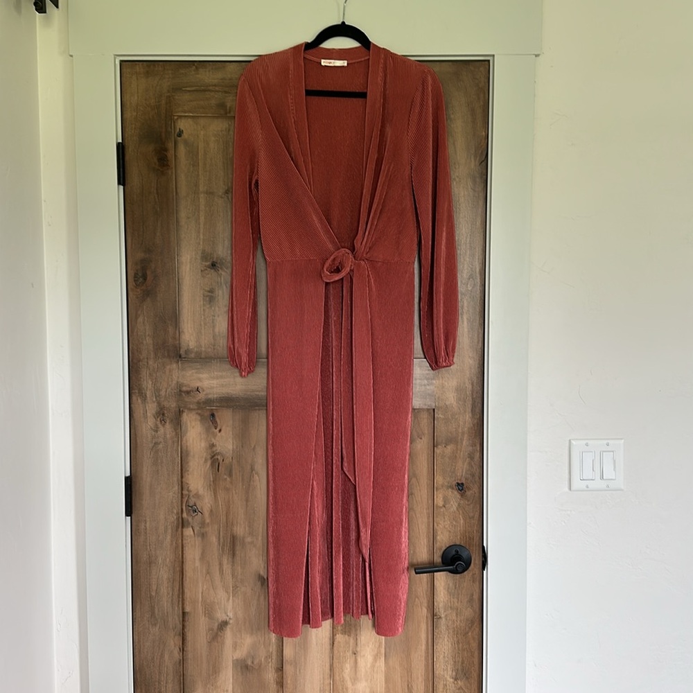 Intempo Kimono Duster in Salmon Color in accordian texture - Picture 3 of 15